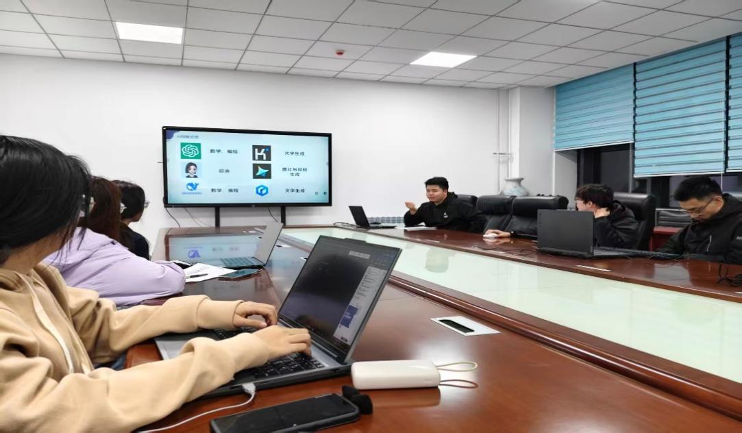 提升數字素養，賦能職業未來——機械工程學院就業委員會開展辦公技能與AI應用專項培訓